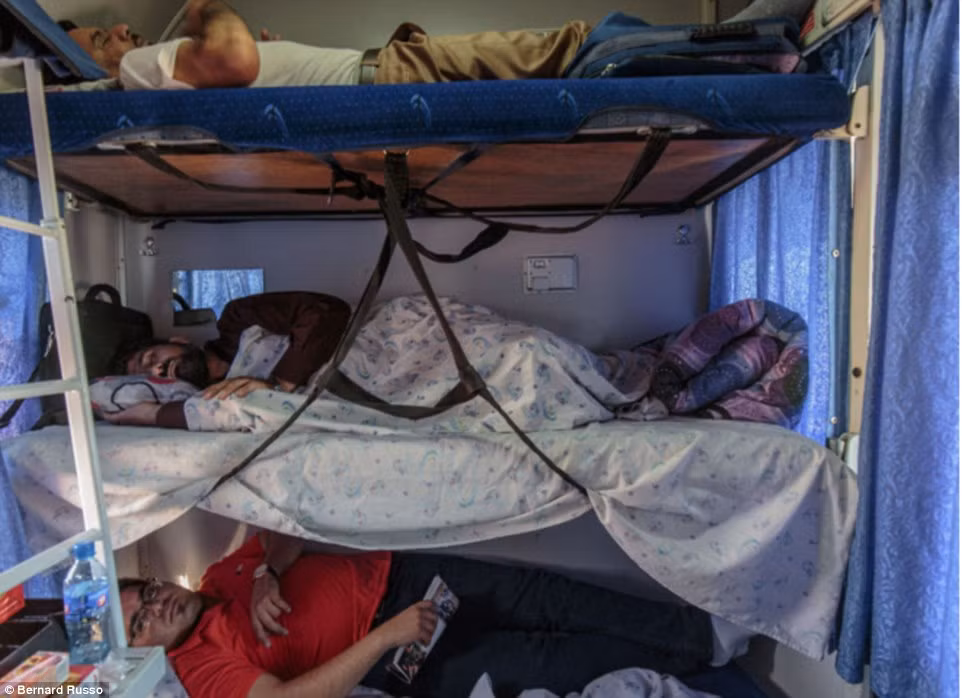 Hành khách mua vé nằm trên chuyến tàu từ thành phố Yazd tới thủ đô Tehran.