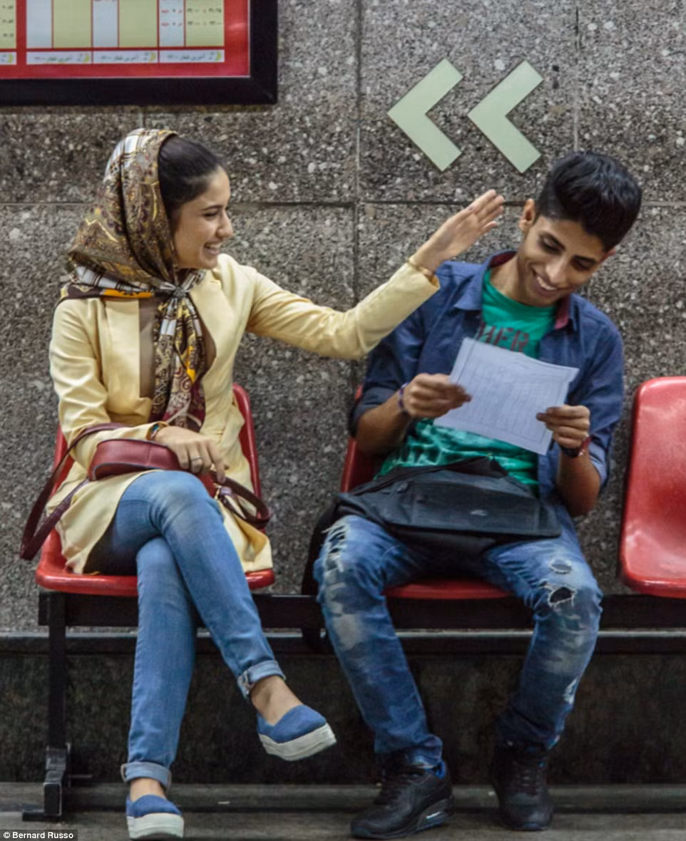 Đôi trẻ nói chuyện với nhau trong khi ngồi chờ tàu điện ngầm ở thành phố Shiraz, Iran.