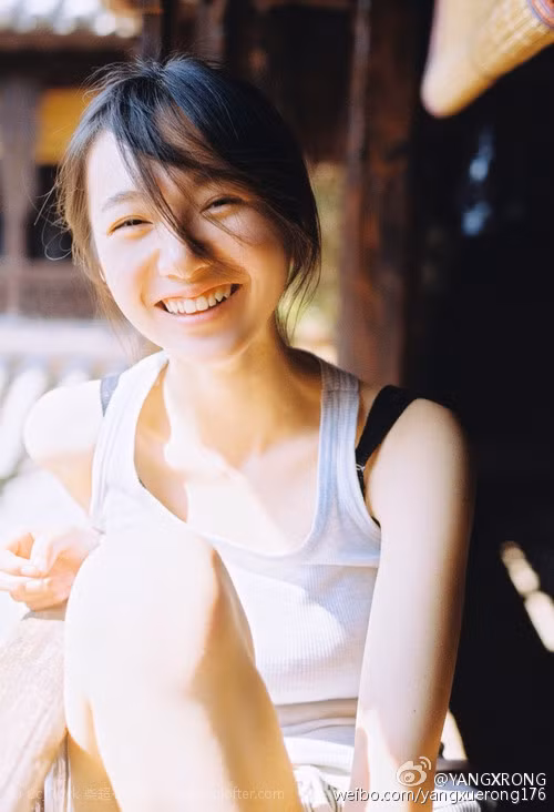 Cô trở nên nổi tiếng trong cộng đồng mạng thời gian gần đây nhờ có nụ cười trong trắng và ngây thơ như nữ diễn viên Nhật Bản Aragaki Yui.