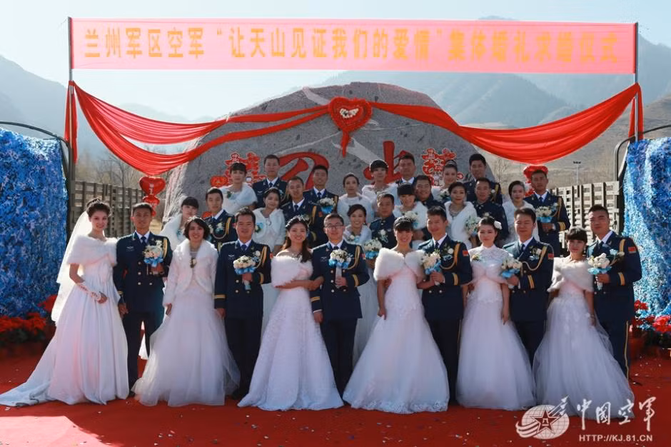 Đám cưới tập thể được tổ chức đơn giản nhưng rất ý nghĩa đối với các cặp đôi.