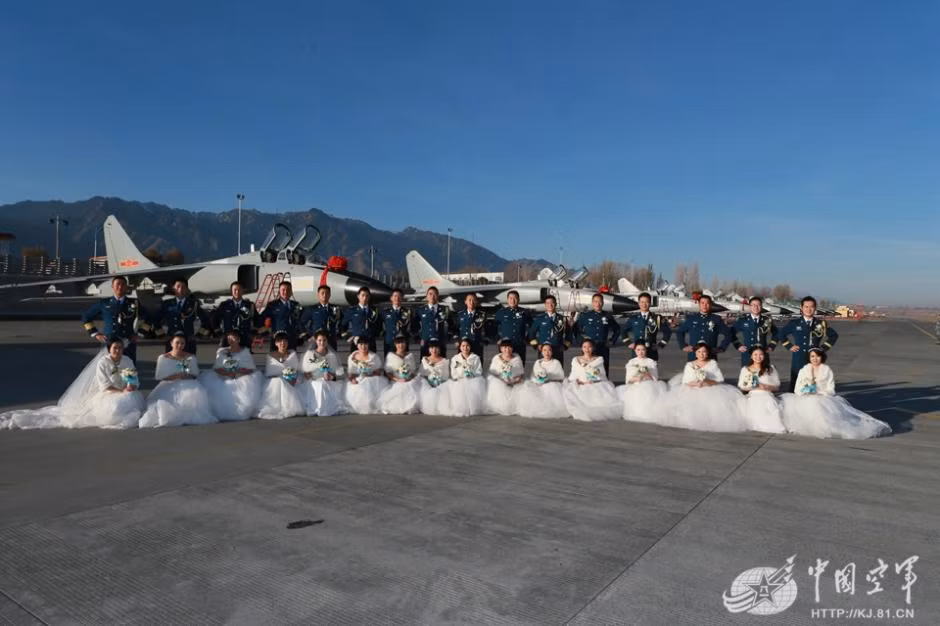 Phần lớn những cặp đôi này phải trì hoãn đám cưới của họ vì bận làm nhiệm vụ bảo vệ tiền đồn biên giới.