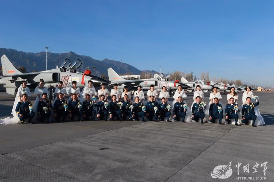 Toàn bộ 16 chú rể trong đám cưới tập thể độc đáo này đều là binh sĩ làm nhiệm vụ tại căn cứ không quân trên núi Thiên Sơn.