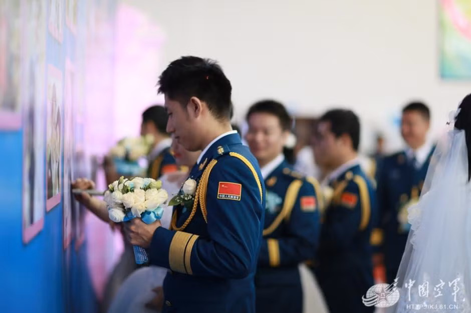 Các chú rể ký lên tường để lưu giữ ngày trọng đại nhất trong đời họ.