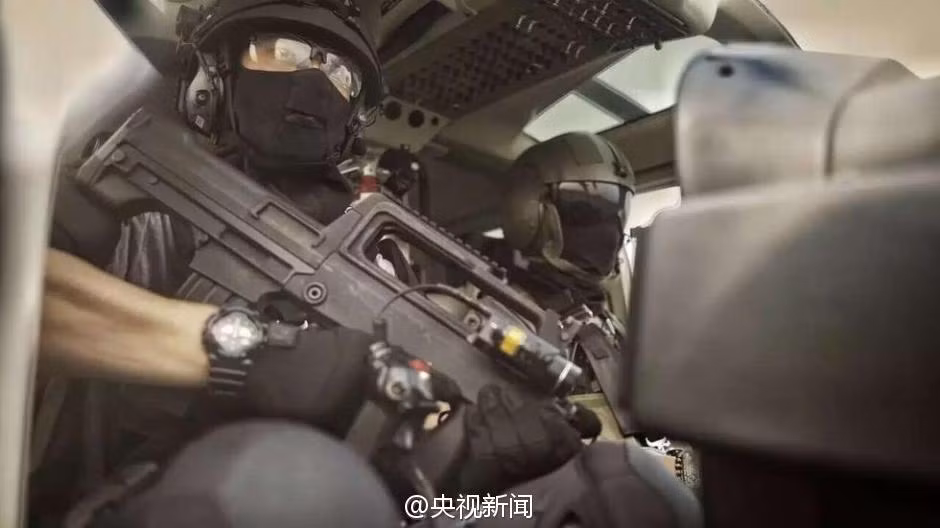 Loạt ảnh huấn luyện như poster phim của lực lượng đặc nhiệm Phiên Ngung đang gây xôn xao mạng Trung Quốc.