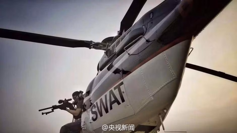 Một thành viên của đội đặc nhiệm Trung Quốc chĩa súng vào mục tiêu giả định từ trên trực thăng.