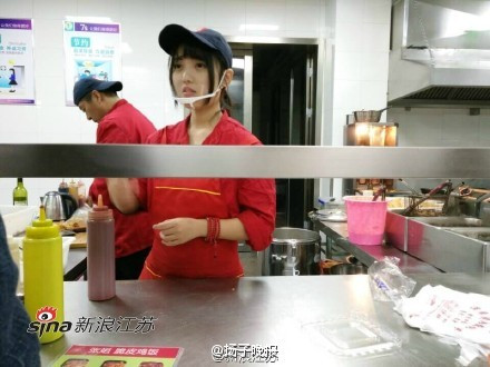 Li đã nhanh chóng nổi tiếng khắp trường sau khi hình ảnh nữ sinh làm việc trong quán ăn được đăng tải lên mạng xã hội.