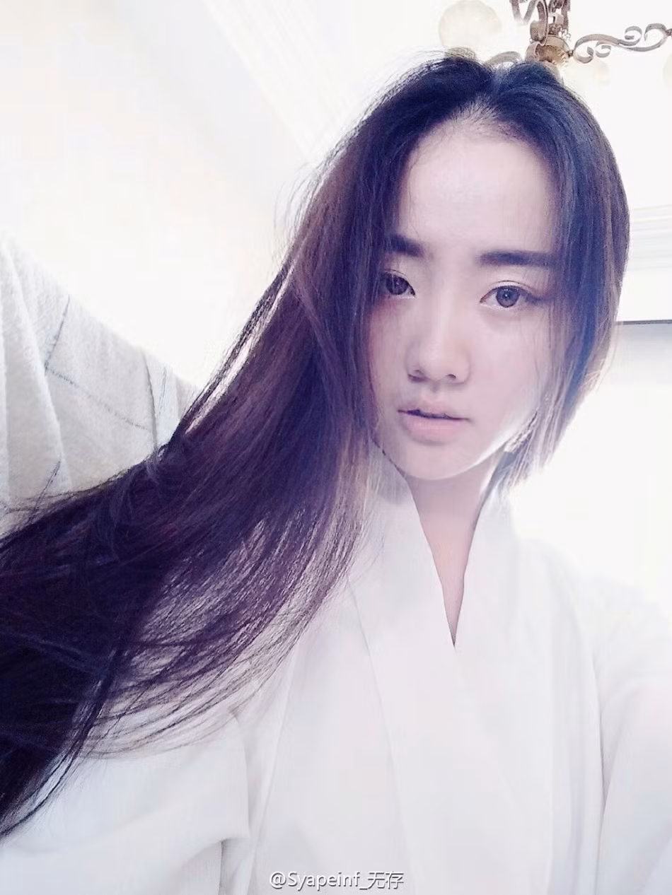 9X mang vẻ đẹp ma mị Syapeinf hiện đang theo học tại trường đại học Nghệ thuật Trung Khánh.