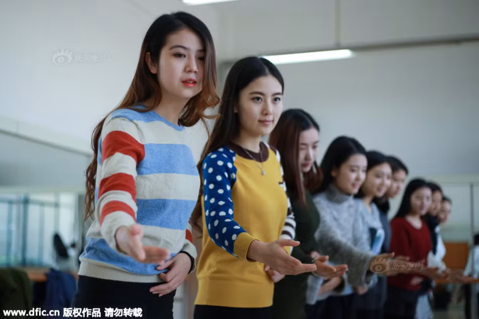 Các nữ sinh được 9X được lựa chọn đều có ngoại hình ưa nhìn, tóc dài và nụ cười duyên dáng.