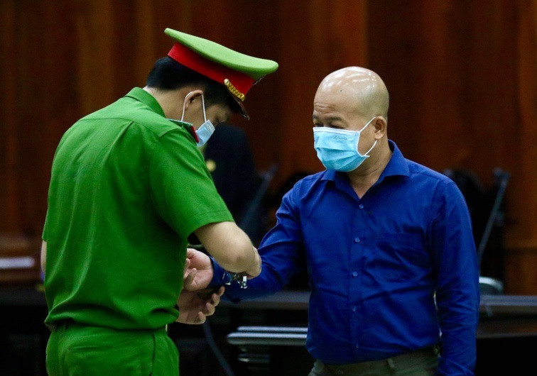 Tại phiên tòa phúc thẩm, bị cáo Hệ đề nghị HĐXX thay đổi tội danh đối với bản thân mình từ tội lừa đảo chiếm đoạt tài sản sang tội trốn thuế. Còn về tội lợi dụng chức vụ, quyền hạn gây ảnh hưởng đối với người khác để trục lợi, bị cáo Hệ kêu oan.