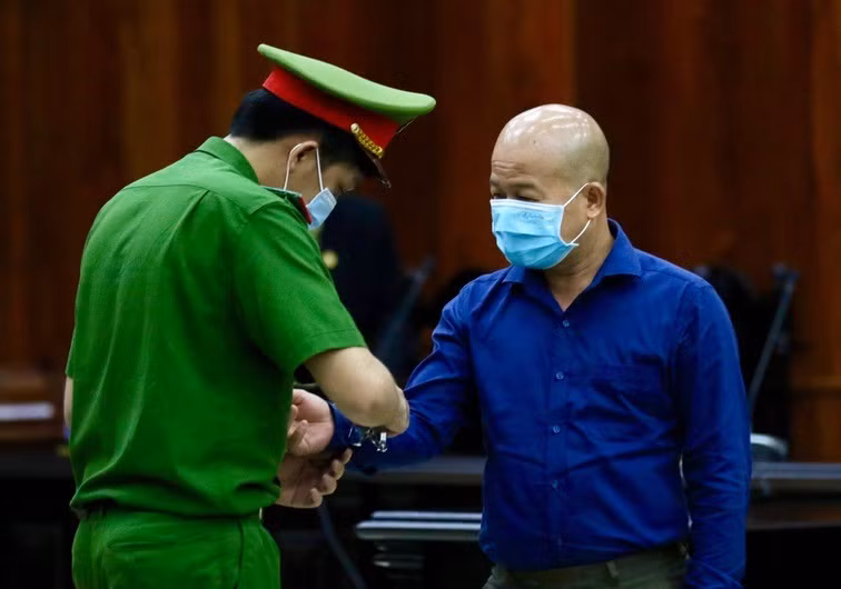 Tại phiên tòa phúc thẩm, bị cáo Hệ đề nghị HĐXX thay đổi tội danh đối với bản thân mình từ tội lừa đảo chiếm đoạt tài sản sang tội trốn thuế. Còn về tội lợi dụng chức vụ, quyền hạn gây ảnh hưởng đối với người khác để trục lợi, bị cáo Hệ kêu oan.