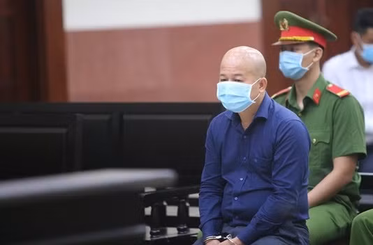 HĐXX quyết định bác kháng cáo, tuyên y án sơ thẩm mức án tù chung thân đối với bị cáo Đinh Ngọc Hệ (tức "Út trọc") về tội lừa đảo chiếm đoạt tài sản và tội lợi dụng chức vụ, quyền hạn gây ảnh hưởng đối với người khác để trục lợi. Khi nghe tòa bác kháng cáo, tuyên y án tù chung thân, Út "trọc" ngồi xuống ghế thẫn thờ...