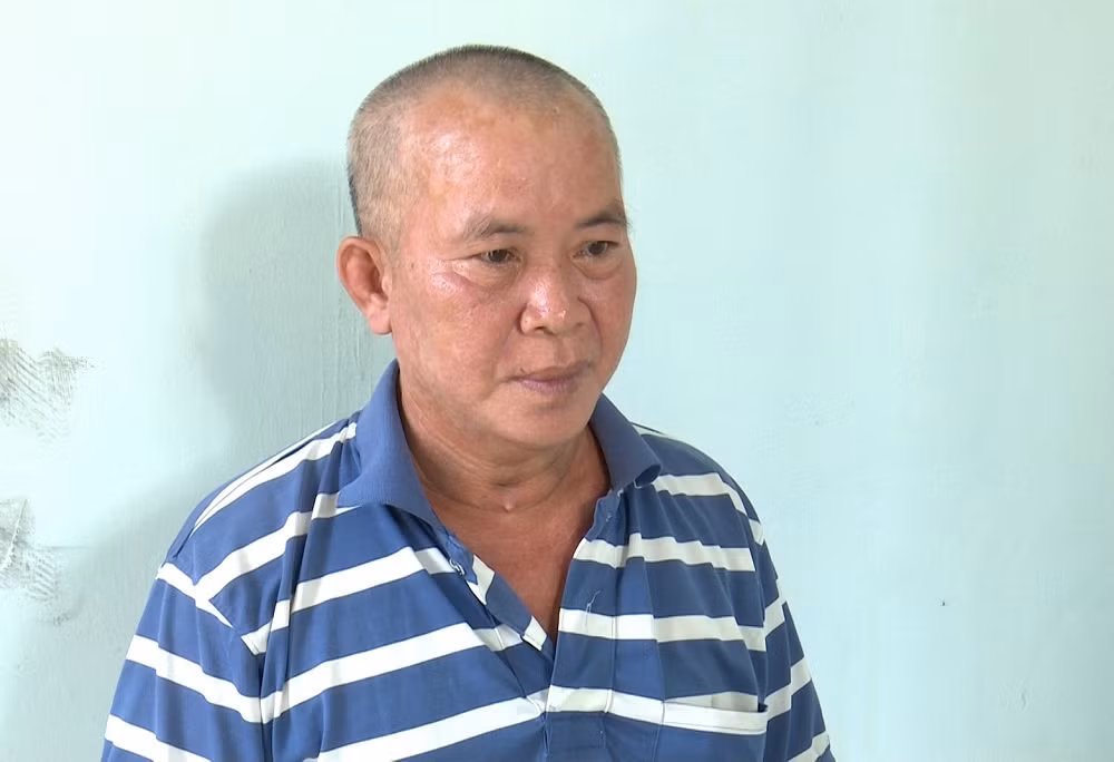 Hiếp cháu gái vì uống rượu không kiềm chế được dục vọng: Chiều 19/3/2021, Lâm Văn Tường (52 tuổi, trú Long Điền A, H.Chợ Mới, An Giang) uống rượu 1 mình tại nhà. Sau khi uống say, Tường đi ra cạnh nhà để đóng cửa hàng rào thì thấy cháu gái 6 tuổi (họ hàng Tường) nên nổi cơn dục vọng. Tường đẩy cháu gái vào hẻm, đè vào tường hiếp dâm. Đang thực hiện hành vi thì người nhà bé gái phát hiện. Ngày 9/4, Tường bị công an An Giang bắt giam, khởi tố điều tra.