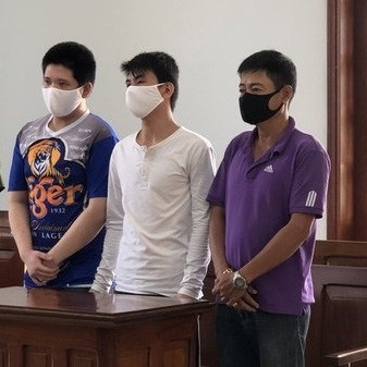 Phạm tội hiếp dâm vì nghĩ bạn gái đồng ý, quan hệ xuất phát từ tình yêu: Ngày 12/5/2020, Nguyễn Văn Thắng (sinh 25/01/2000, TP Cần Thơ) bị tòa tuyên án 10 năm tù về tội Hiếp dâm người dưới 16 tuổi. Thắng khai quen và yêu B. (sinh ngày 15/6/2006) qua mạng xã hội Facebook. Sau đó Thắng và B. quan hệ tình dục nhiều lần, những lần quan hệ B. đều đồng ý. Sau đó, sự việc bị bà ngoại B. phát hiện, tố giác. Thời điểm Nguyễn Văn Thắng giao cấu lần đầu với B khi B mới được 12 tuổi 08 tháng. (Thắng ngoài cùng bên trái)