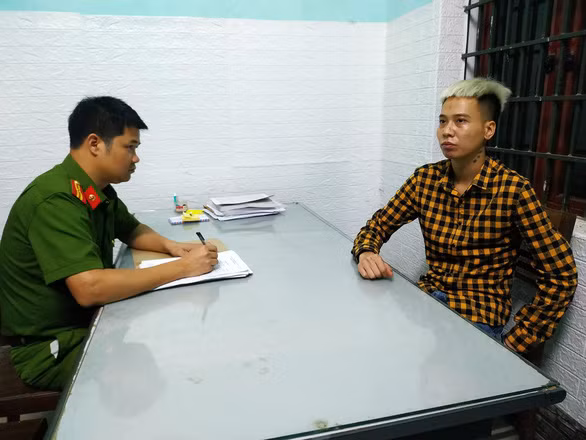 Hiếp dâm rồi siết cổ bạn gái chết vì nghi ngờ có người yêu khác: Nguyễn Văn Thành (27 tuổi, TP Phủ Lý) khai quen chị N. qua Facebook cuối năm 2020 và nảy sinh tình cảm. Ngày 12/4/2021, tại nhà chị N., ở Tuyên Quang, Thành ép buộc chị quan hệ tình dục, sau đó đôi bên tiếp tục xảy ra cãi cọ do Thành nghi ngờ chị yêu người khác. Thành dùng tay siết cổ chị N. đến chết, lục lọi đồ đạc lấy hơn 31,2 triệu đồng của chị rồi khóa cửa nhà bỏ trốn. Đến 14/4, Thành bị bắt.