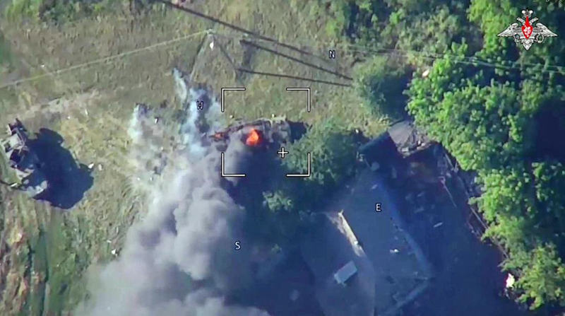 Vào ngày 31/8, giáo sư người Mỹ John Mearsheimer đã nói trong một cuộc phỏng vấn với giới truyền thông: “Điều này thực sự gây sốc, việc tấn công vào tỉnh Kursk là một hành động điên rồ, vì nó làm suy yếu Quân đội Ukraine, đẩy nhanh thất bại của họ”. Ảnh: Bộ Quốc phòng Nga.