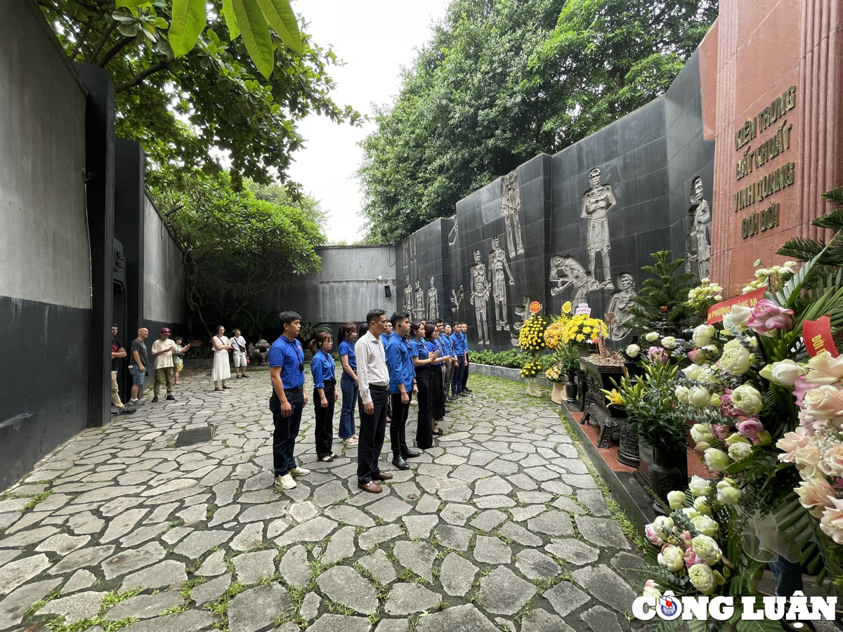 Người dân, du khách trước khi tham quan nhà tù Hỏa Lò đều phải tiến vào khu vực Đài tưởng niệm các chiến sĩ đã hi sinh tại đây. Thắp nén nhang tỏ lòng biết ơn, cung kính các chiến sĩ đã hy sinh vì tổ quốc.