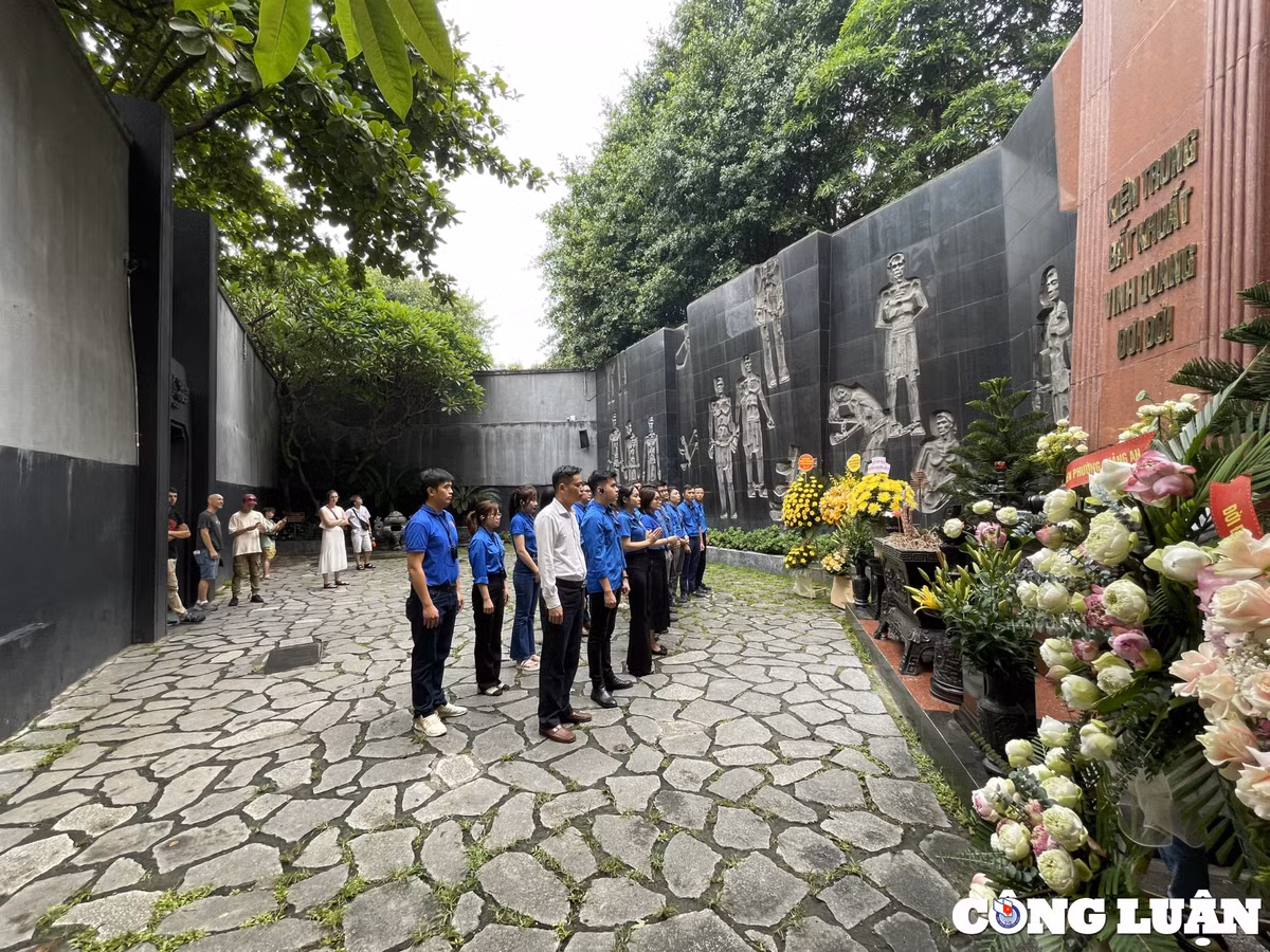 Người dân, du khách trước khi tham quan nhà tù Hỏa Lò đều phải tiến vào khu vực Đài tưởng niệm các chiến sĩ đã hi sinh tại đây. Thắp nén nhang tỏ lòng biết ơn, cung kính các chiến sĩ đã hy sinh vì tổ quốc.