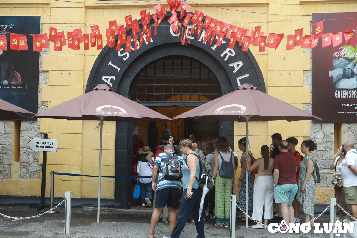 Lúc bấy giờ, nơi này còn thuộc ngoại vi thành phố, nhà tù được xây để làm ngục thất trung ương cho cả 2 xứ Trung và Bắc Kỳ. Tù nhân chủ yếu là tù chính trị và các nhà yêu nước chống chính quyền thực dân. Diện tích Ngục Hỏa Lò lên đến 12.000 m2, là nhà tù cao cấp nhất ở Đông Dương.