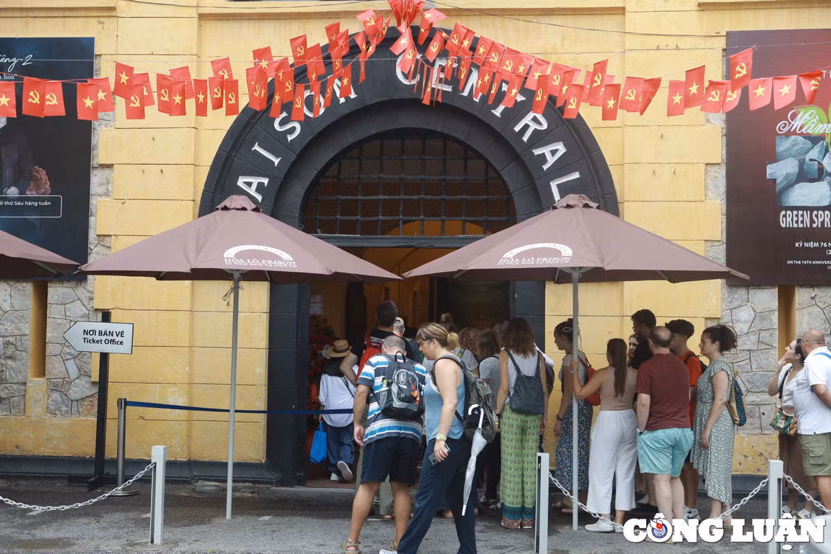 Lúc bấy giờ, nơi này còn thuộc ngoại vi thành phố, nhà tù được xây để làm ngục thất trung ương cho cả 2 xứ Trung và Bắc Kỳ. Tù nhân chủ yếu là tù chính trị và các nhà yêu nước chống chính quyền thực dân. Diện tích Ngục Hỏa Lò lên đến 12.000 m2, là nhà tù cao cấp nhất ở Đông Dương.