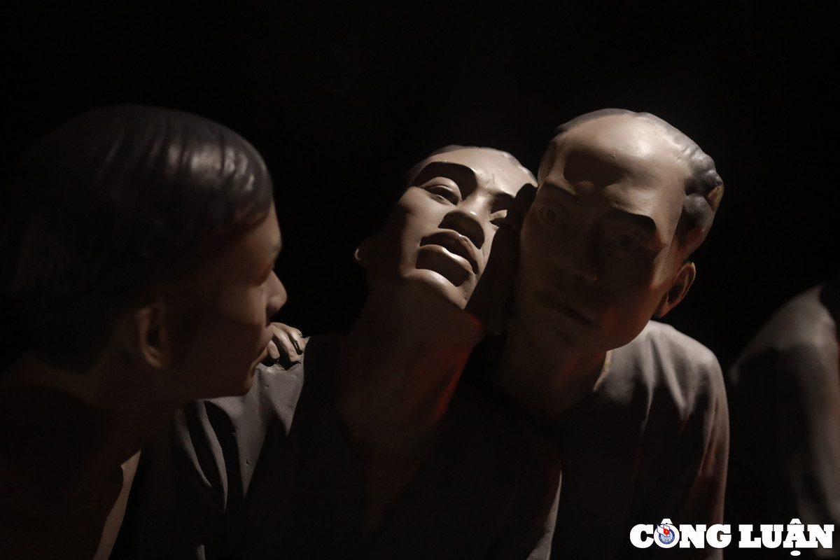 Đối tù nhân nữ, tuy không bị cùm chân nhưng họ vẫn phải chịu rất nhiều đau đớn vì hình thức tra tấn điện giật vào chỗ hiểm. Không chỉ chịu nhục hình, tất cả các phạm nhân ở đây đều phải lao dịch khổ sai dưới sự giám sát của quản ngục. Phạm nhân bị kết án tử hình sẽ bị giam giữ sâu trong khu nhà giam, qua 3 lần cửa sắt mới đến nơi.