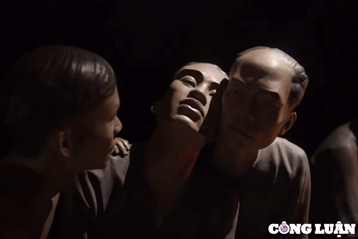 Đối tù nhân nữ, tuy không bị cùm chân nhưng họ vẫn phải chịu rất nhiều đau đớn vì hình thức tra tấn điện giật vào chỗ hiểm. Không chỉ chịu nhục hình, tất cả các phạm nhân ở đây đều phải lao dịch khổ sai dưới sự giám sát của quản ngục. Phạm nhân bị kết án tử hình sẽ bị giam giữ sâu trong khu nhà giam, qua 3 lần cửa sắt mới đến nơi.