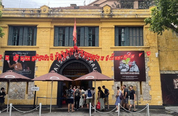 Cùng với Nhà tù Côn Đảo và Nhà tù Phú Quốc, Nhà tù Hỏa Lò là biểu tượng cho tinh thần kiên cường, bất khuất của những người con Việt Nam yêu nước. Không chỉ là chứng tích cho một thời kỳ lịch sử gian lao, công trình này còn là nét chấm phá đầy thăng trầm, hoài niệm giữa Thủ đô hoa lệ và náo nhiệt. Đây được xem là một trong những điểm tham quan nhất định phải ghé thăm nếu chúng ta có dịp du lịch tại Thủ đô Hà Nội. Cùng phóng viên Báo Nhà báo và Công luận khám phá nơi từng được mệnh danh là "địa ngục trần gian" ở Hà Nội và giúp chúng ta bỏ túi những thông tin hữu ích nhất về di tích lịch sử đặc biệt này. Nhà tù Hỏa Lò hay Ngục Hỏa Lò xưa có tên tiếng Pháp là Maison Centrale, tức “Đề lao Trung ương”, tên tiếng Việt là Ngục thất Hà Nội. Đây là một nhà tù cũ nằm ở phố Hỏa Lò, quận Hoàn Kiếm, Hà Nội, được thực dân Pháp xây dựng từ những năm 1896.