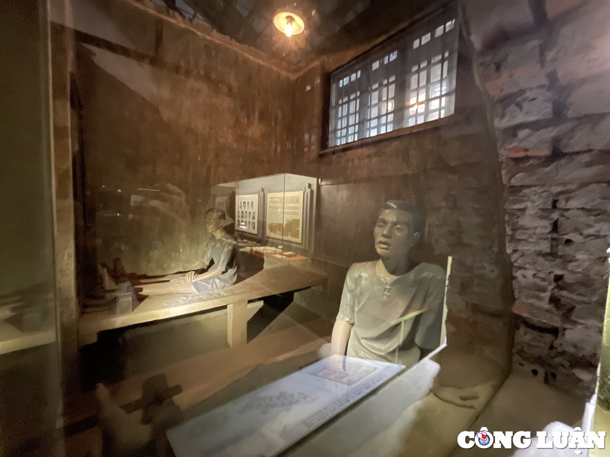 Lúc mới hoàn thành, Ngục Hỏa Lò có các hạng mục công trình: 5 nhà giam tù nhân, 2 nhà giam bị can, 1 nhà canh gác, 1 nhà phân xưởng, 2 nhà bệnh xá và 1 nhà thương bố thí. Phần kiến trúc bên ngoài có thiết kế chắc chắn và liền mạch nhằm ngăn chặn tù nhân đào tẩu. Ở 4 góc nhà tù và 4 tháp canh quan sát, bao quanh là tường đá cắm mảnh chai và dây điện cao thế.