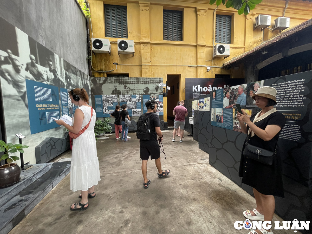 Theo tìm hiểu, cấu trúc của nhà tù là những bức tường đá dày 0,5 m, cao 4 m, có gia cố thêm dây thép điện. Khu vực ngục tù được chia thành 4 phân khu với các chức năng khác nhau: Khu A và B: dành cho những phạm nhân tội nhẹ, đang trong quá trình điều tra hoặc vi phạm kỷ cương nhà tù; Khu C: dành cho tù nhân Pháp và ngoại quốc; Khu D: dành cho tù nhân tội nặng và đang chờ thụ án tử hình.