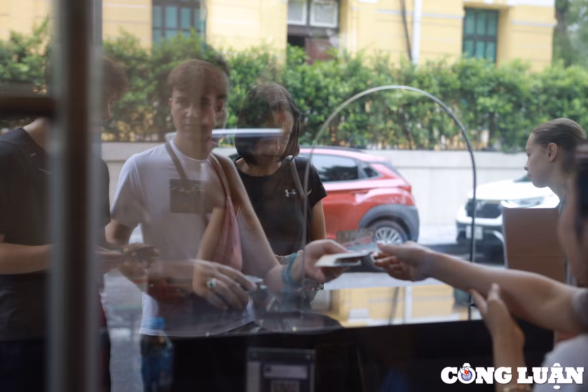 Du khách được phát vé trước khi đi vào bên trong nhà tù Hỏa Lò đề tham quan, khám phá.