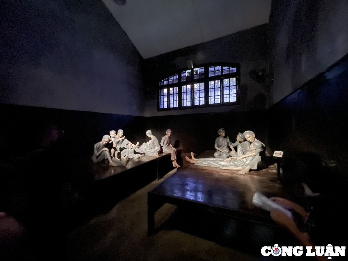 Được biết, ngục Hỏa Lò có sức chứa khoảng 500 tù nhân, được mệnh danh là “địa ngục trần gian” thời kỳ Pháp thuộc. Các nhà giam nơi đây đều được thiết kế với chế độ giam giữ, ép cung dã man và tàn bạo. Đến đây, du khách sẽ được chứng kiến nhiều thứ vũ khí man rợ, điển hình là chiếc máy chém khổng lồ đưa Hỏa Lò trở thành một trong những nhà tù khét tiếng thế giới.