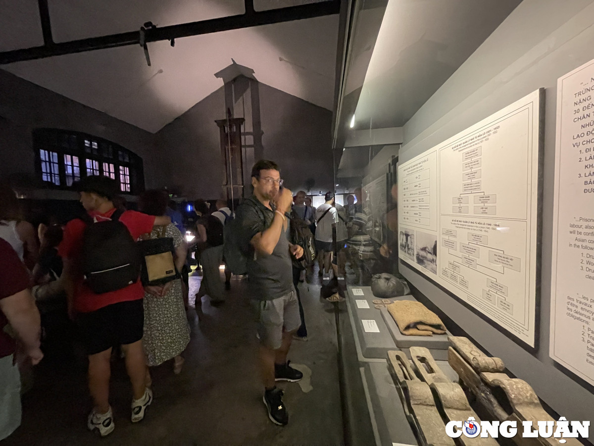 Ở hiện tại, nhà tù Hỏa Lò chỉ còn lại phần diện tích khoảng 2.434 m2, được bảo tồn để làm khu di tích, phục vụ nhu cầu cho khách tham quan.