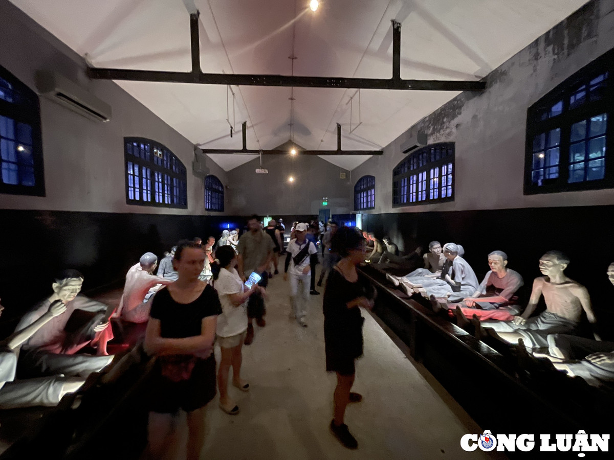 Hiện nay, du khách đến tham quan Nhà tù Hỏa Lò có thể được chiêm ngưỡng các phần di tích còn xót lại.