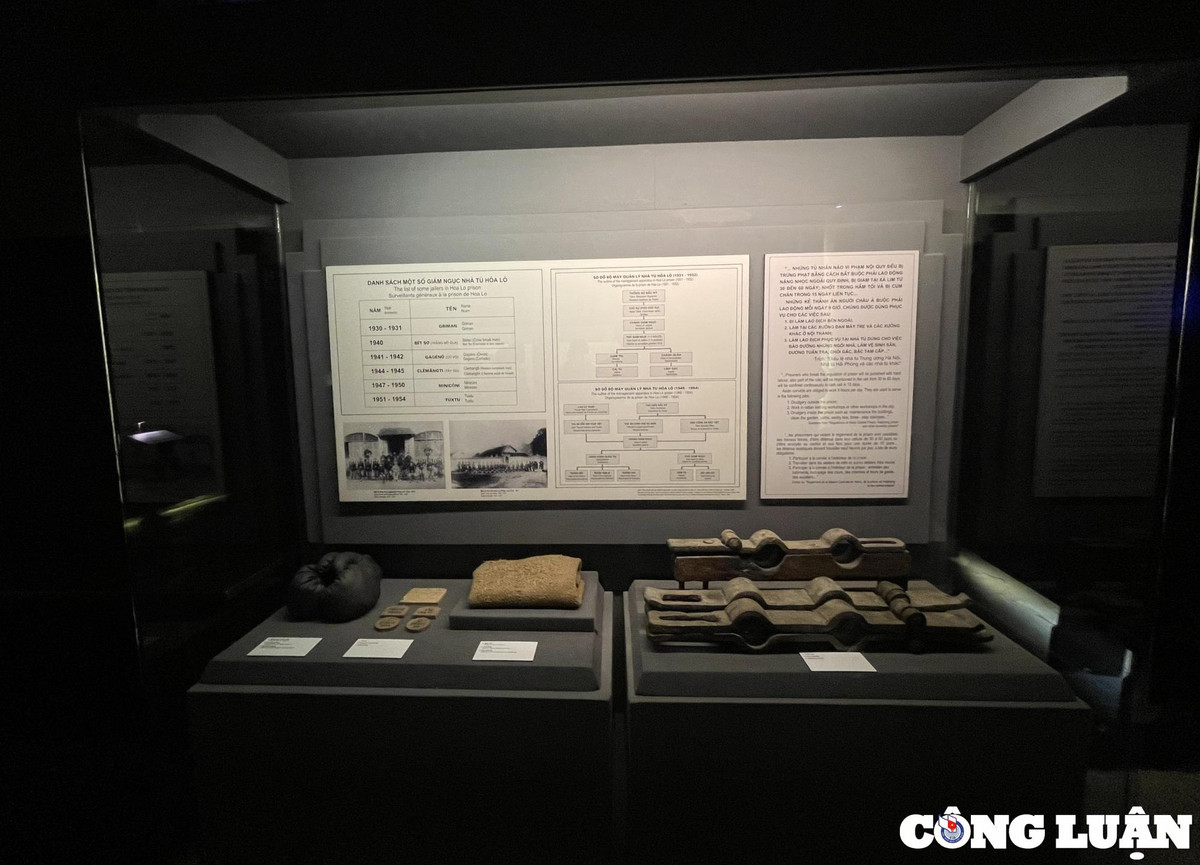 Không gian trưng bày các vật dụng dùng để tra tấn, giam cầm các chiến sĩ Việt Nam ngày xưa của thực dân Pháp.