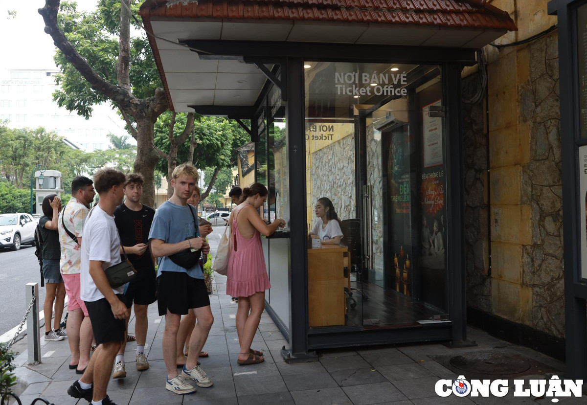 Ngục Hỏa Lò mở cửa cho khách tham quan từ 8h – 17h tất cả các ngày trong tuần, bao gồm cả những ngày lễ, Tết. Đặc biệt, khu di tích này còn có chương trình trải nghiệm đêm, diễn ra từ 19h – 20h30 các ngày thứ 6, thứ 7 và chủ nhật. Vé tham quan Nhà tù Hỏa Lò có mức giá là 30.000 VND/ người, giảm giá 50% hoặc miễn phí vé cho một số đối tượng đặc biệt. Trong ảnh là du khách nước ngoài mua vé vào tham quan nhà tù Hỏa Lò.