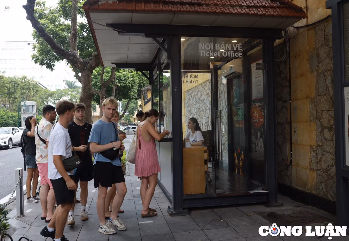 Ngục Hỏa Lò mở cửa cho khách tham quan từ 8h – 17h tất cả các ngày trong tuần, bao gồm cả những ngày lễ, Tết. Đặc biệt, khu di tích này còn có chương trình trải nghiệm đêm, diễn ra từ 19h – 20h30 các ngày thứ 6, thứ 7 và chủ nhật. Vé tham quan Nhà tù Hỏa Lò có mức giá là 30.000 VND/ người, giảm giá 50% hoặc miễn phí vé cho một số đối tượng đặc biệt. Trong ảnh là du khách nước ngoài mua vé vào tham quan nhà tù Hỏa Lò.