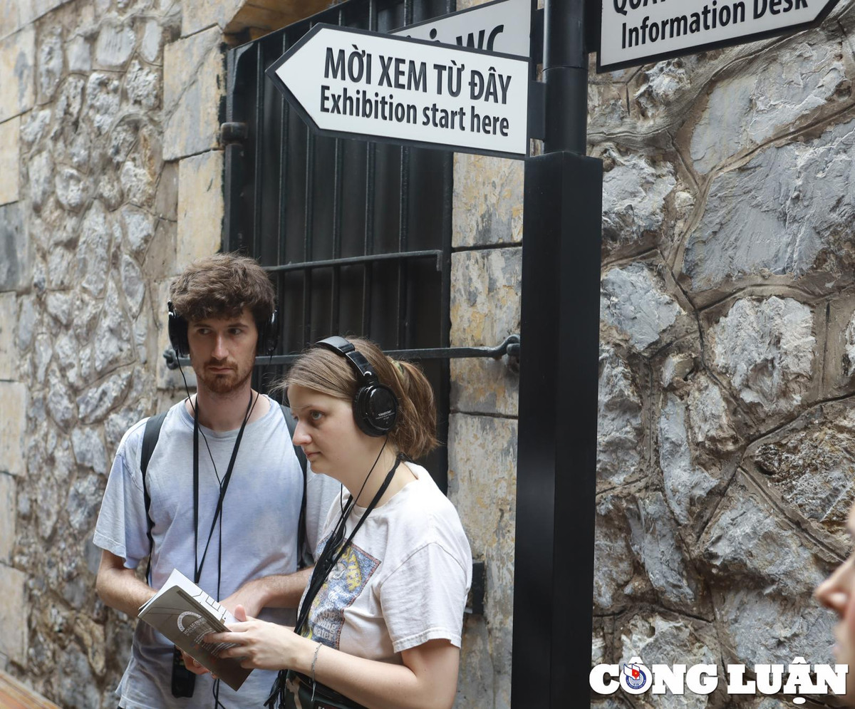 Ở hiện tại, Ngục Hỏa Lò đã trở thành điểm tham quan, du lịch nổi tiếng tại Thủ đô Hà Nội. Đặc biệt hơn khi đến đây du khách có thể lựa chọn các tour tham quan ngày hoặc đêm để trải nghiệm nơi từng giam giữ các chiến sĩ Việt Nam yêu nước phải chịu sự tra tấn, hành quyết dã man của thực dân Pháp.