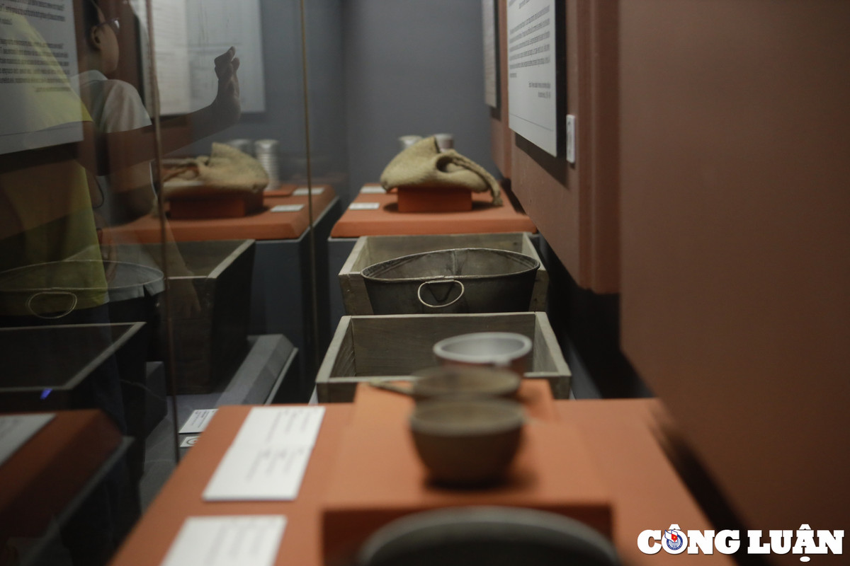 Nhiều vật dụng các tù binh ngày xưa thường sử dụng trưng bày tại Nhà tù Hỏa Lò.