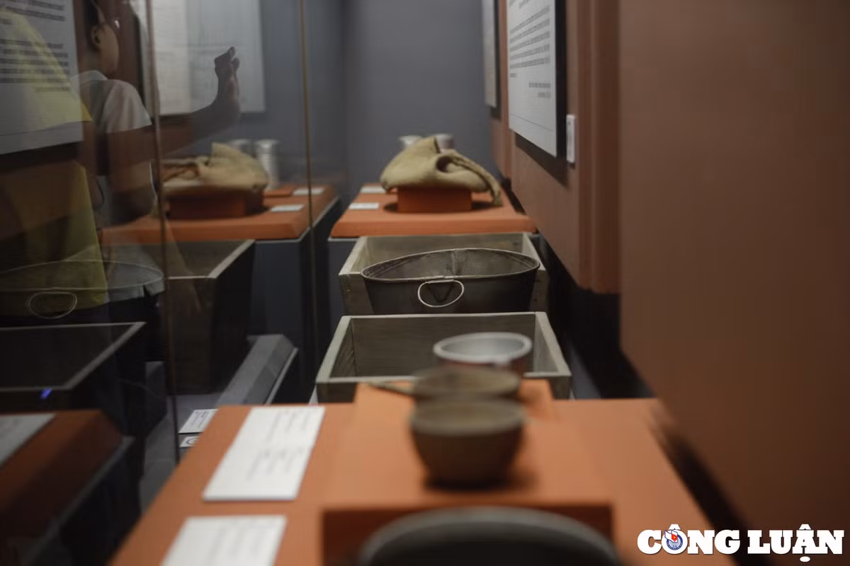 Nhiều vật dụng các tù binh ngày xưa thường sử dụng trưng bày tại Nhà tù Hỏa Lò.