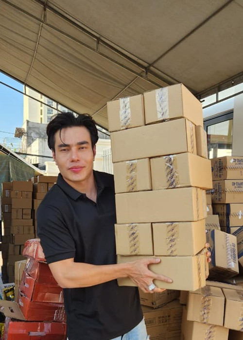 Ngoài kinh doanh, Lê Dương Bảo Lâm còn livestream bán hàng cho các thương hiệu. Có thời gian, anh được mệnh danh là “thánh livestream”. Ảnh: FBNV.