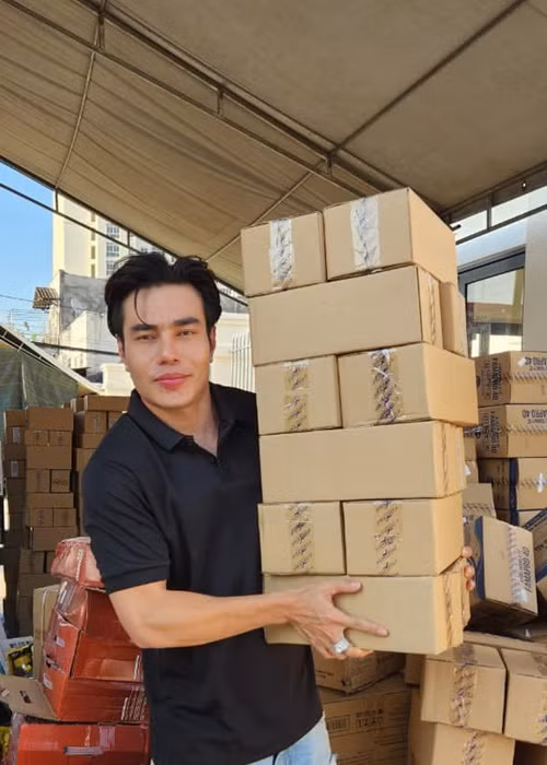 Ngoài kinh doanh, Lê Dương Bảo Lâm còn livestream bán hàng cho các thương hiệu. Có thời gian, anh được mệnh danh là “thánh livestream”. Ảnh: FBNV.