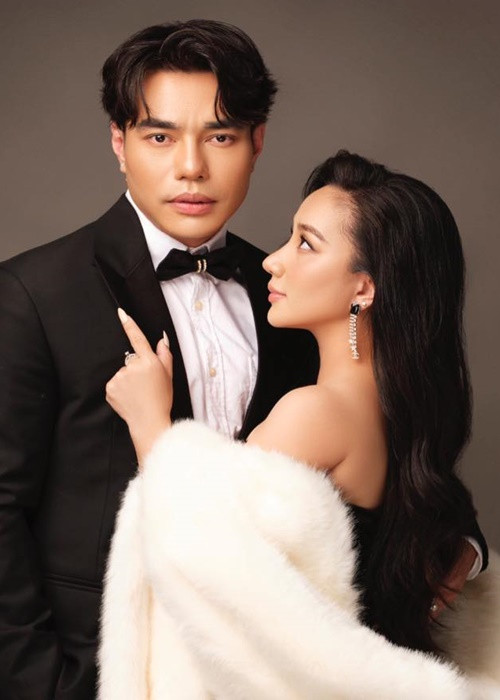 Nam diễn viên hài từng gây chú ý khi chia sẻ: “Khi nào đi làm về mà nhận cát-sê tiền tươi, tôi sẽ rải tiền từ lầu 1 tới lầu 3. Vợ tôi đi đằng sau nhặt tiền với ánh mắt sung sướng”. Ảnh: FBNV.