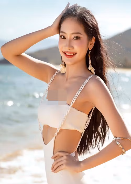 Phùng Thị Hương Giang cao 1m73, có số đo ba vòng 81-60-90 cm. Trước chung kết Hoa hậu Thế giới Việt Nam 2023, cô vào đề cử top 5 Người đẹp Biển.