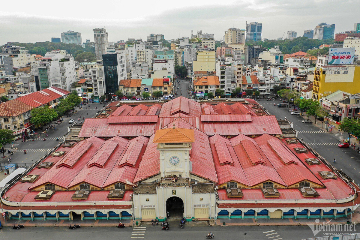Ban quản lý và tiểu thương đang thực hiện sơn sửa, làm lại bảng hiệu, chỉnh trang giang hàng. Việc này dự kiến kéo dài đến năm 2025, từng bước làm thay đổi diện mạo ngôi chợ nổi tiếng.