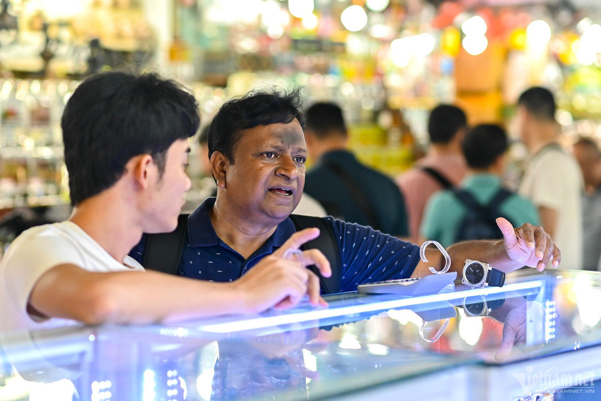"Nhiều tháng qua, du khách đến đây chủ yếu từ khu vực Đông Nam Á, trong đó nhiều nhất là Malaysia, Indonesia. Tỷ lệ người Nhật hay Hàn Quốc tới chợ không còn nhiều như mấy năm qua. Doanh thu của chúng tôi vì thế cũng chưa mấy khả quan", anh Duy Phương (kinh doanh đồ trang sức) chia sẻ.