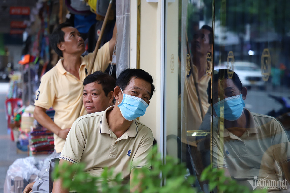Nhóm tiểu thương ngồi nói chuyện trong lúc vắng khách. "Chúng tôi luôn cập nhật hàng hóa mới, có tâm thế chờ đón để phục vụ mọi nhu cầu của khách. Anh, chị, em đều có ý thức xây dựng văn hóa bán hàng thân thiện, văn minh, nỗ lực tạo niềm tin cho khách", anh Xuân nói.