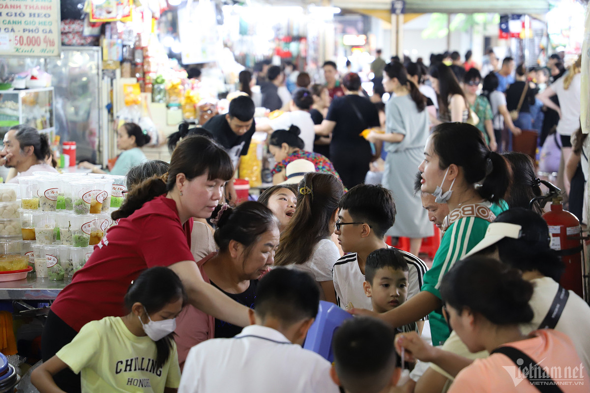 Hiện chỉ khu ẩm thực trong chợ kinh doanh đắt hàng do có nhiều đồ ăn hấp dẫn, lạ miệng.