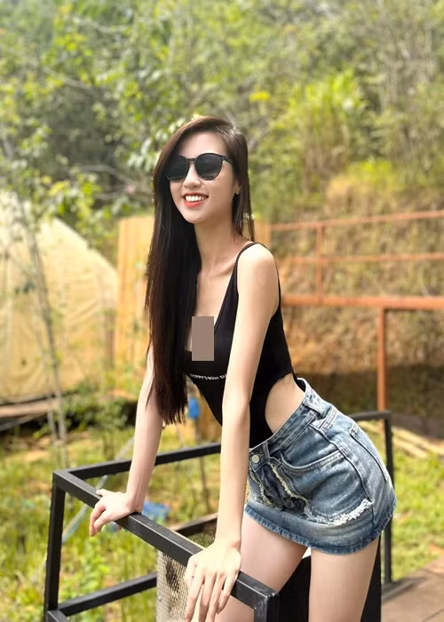 Theo Vietnamnet, trước khi làm MC, người mẫu, Tú Trinh học ngành Thanh nhạc tại Nhạc viện TP HCM.