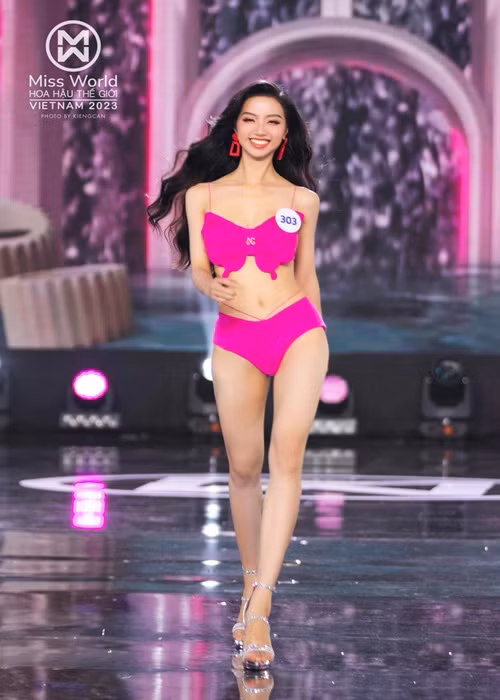 Tú Trinh khoe vóc dáng gợi cảm trong trang phục áo tắm ở Miss World Vietnam 2023.