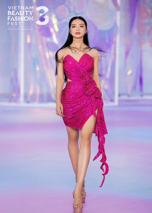 Tú Trinh có chiều cao 1m66. Số đo ba vòng của người đẹp là 78-61-89cm.