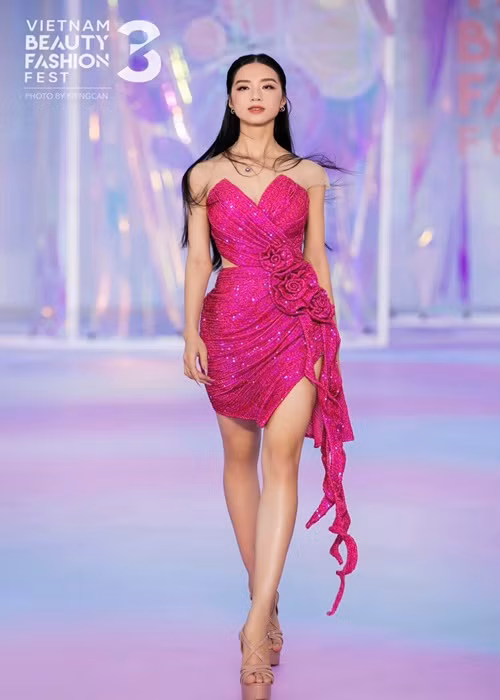 Tú Trinh có chiều cao 1m66. Số đo ba vòng của người đẹp là 78-61-89cm.